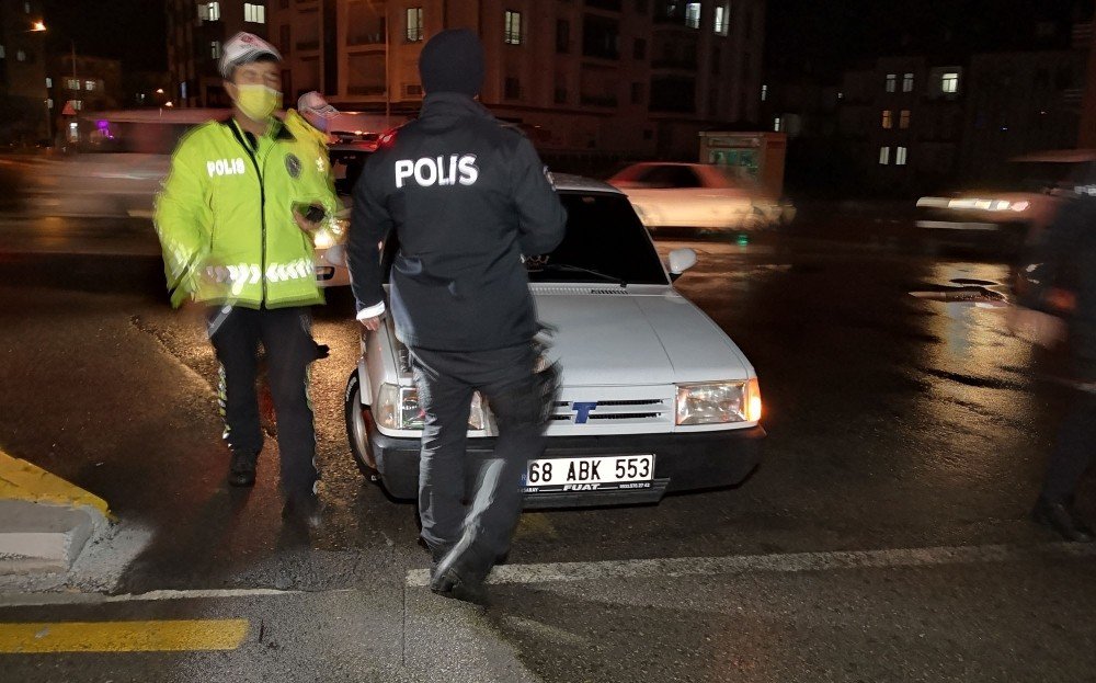 Kısıtlamada kız arkadaşıyla gezerken maskesiz yakalandı! Polisleri tehdit etti basına saldırdı