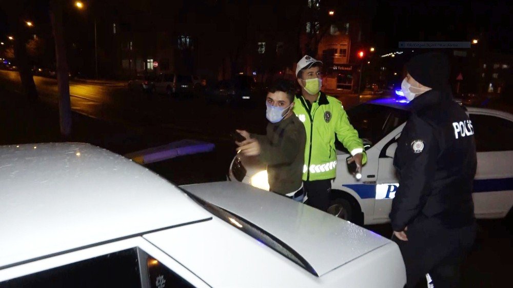 Kısıtlamada kız arkadaşıyla gezerken maskesiz yakalandı! Polisleri tehdit etti basına saldırdı