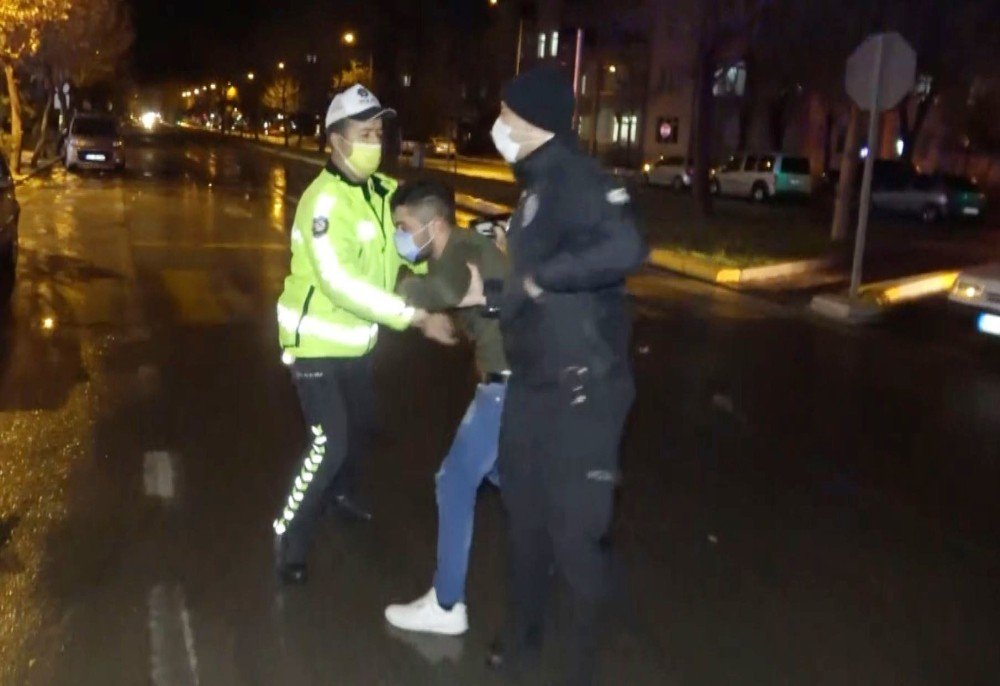 Kısıtlamada kız arkadaşıyla gezerken maskesiz yakalandı! Polisleri tehdit etti basına saldırdı