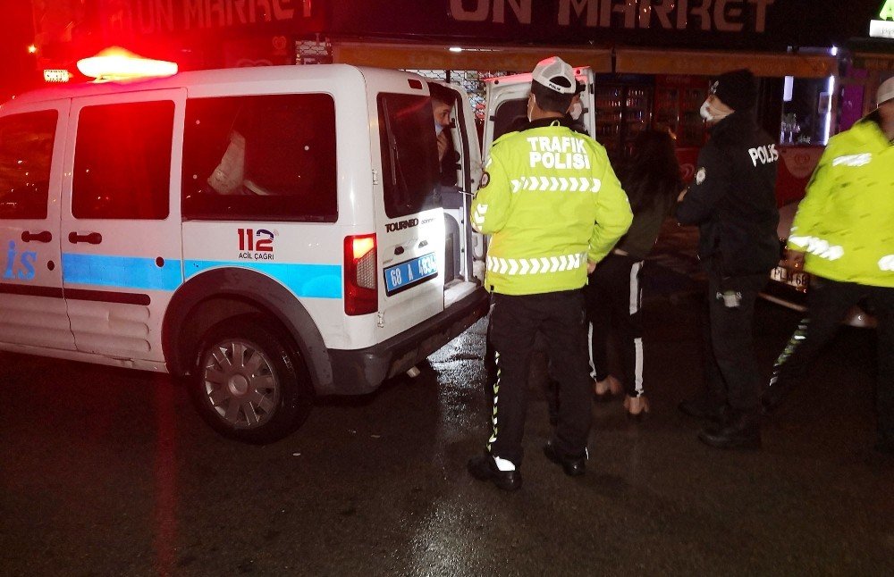 Kısıtlamada kız arkadaşıyla gezerken maskesiz yakalandı! Polisleri tehdit etti basına saldırdı