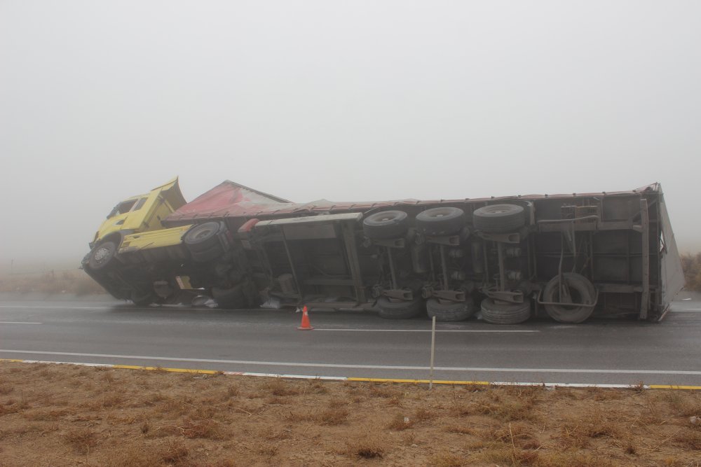 Konya'da sis kazası! Askeri personeli taşıyan midibüs tırla çarpıştı