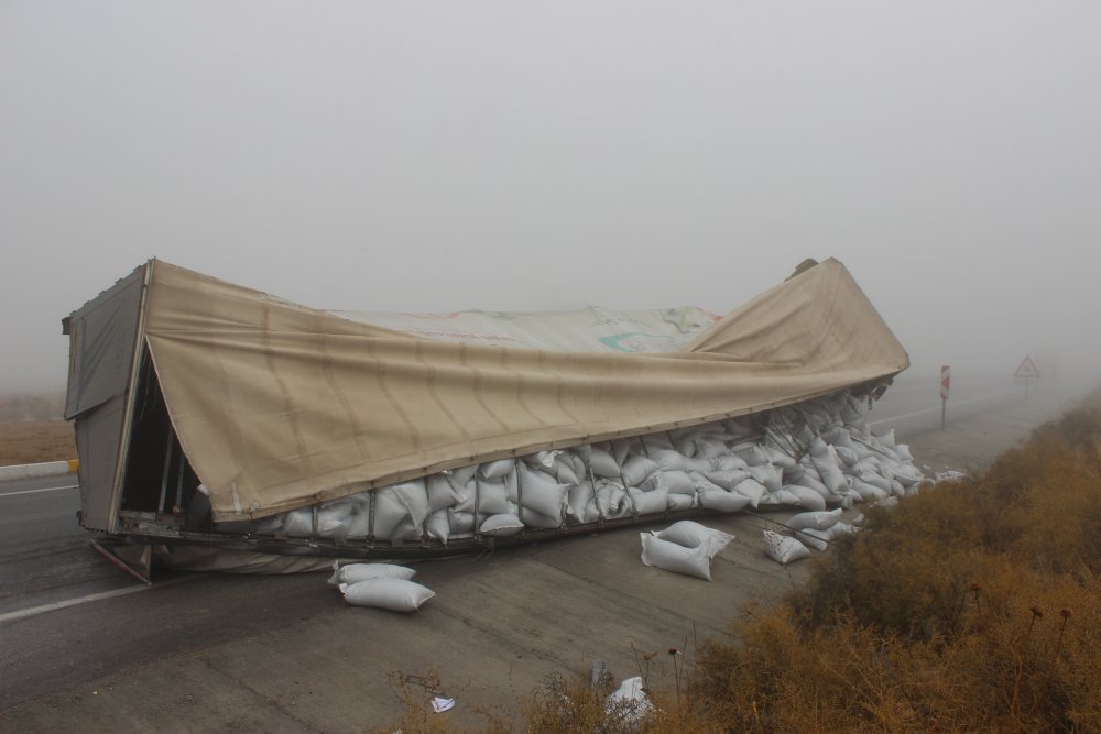Konya'da sis kazası! Askeri personeli taşıyan midibüs tırla çarpıştı