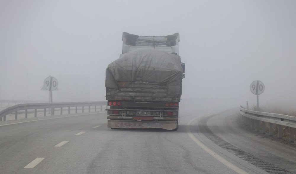 Konya'da yoğun sis! Aksaray Ankara ve Antalya Karayollarında trafik güçlükle aktı