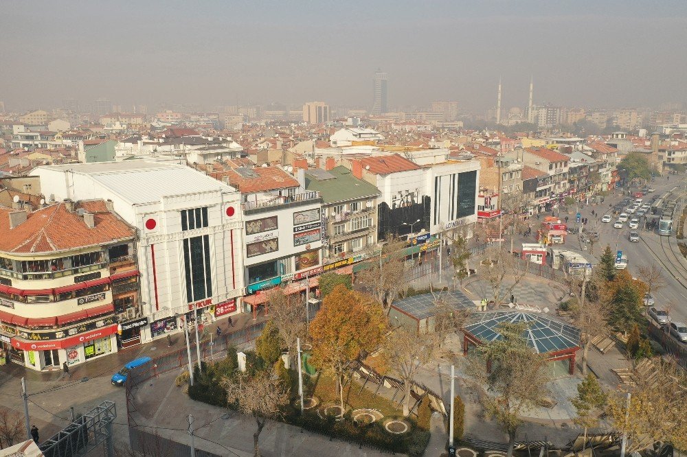 Konya'nın göbeğinde cephe düzenleme çalışmalarını sürüyor