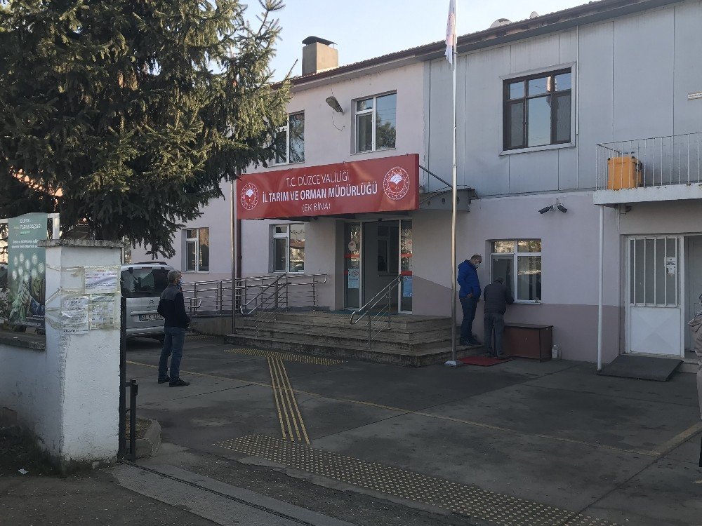 Cehalet! Koronavirüs riskli kişi resmi daireye girmeye çalıştı