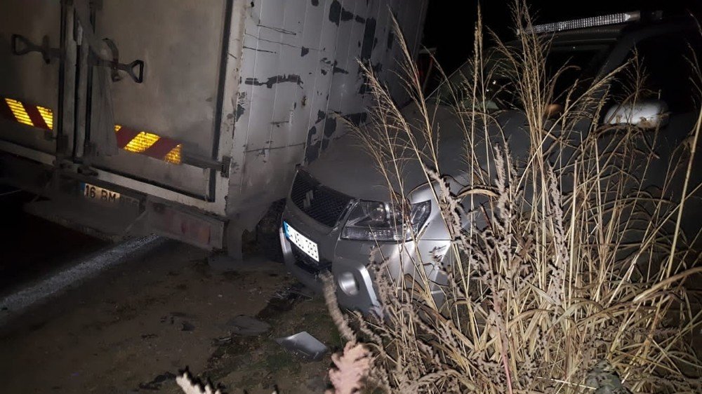 Hatalı sollama kaza getirdi! Otomobil ile kamyonet çarpıştı 1 yaralı