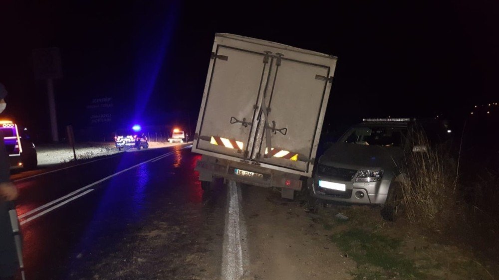 Hatalı sollama kaza getirdi! Otomobil ile kamyonet çarpıştı 1 yaralı