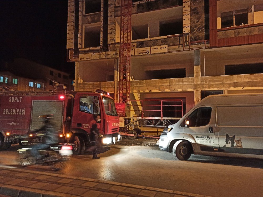 İnşaatta asansör boşluğuna düşen adam öldü