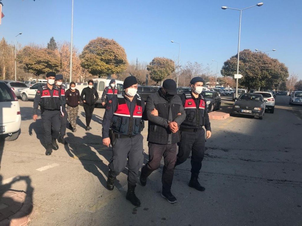 Jandarma Konya Altınekin'i şoka sokan hırsızları kıskıvrak yakaladı! Milyonluk soygunun failleri ele geçirildi
