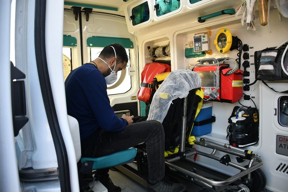 Karantinada olması gerekiyordu! Seyahat ederken yakalandı