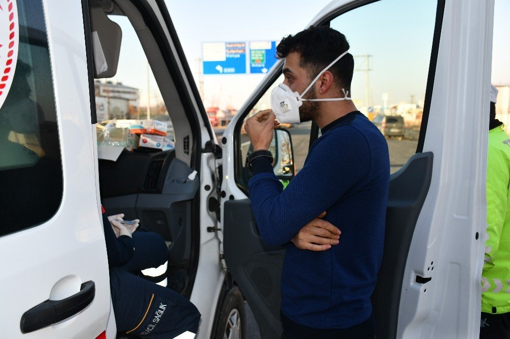 Karantinada olması gerekiyordu! Seyahat ederken yakalandı