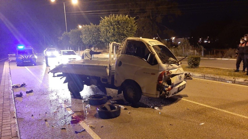 Manavgat'ta kamyonet devrildi! 1’i ağır 2 yaralı