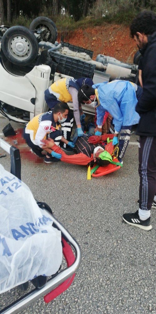 Manavgat'ta kamyonet devrildi! 1’i ağır 2 yaralı