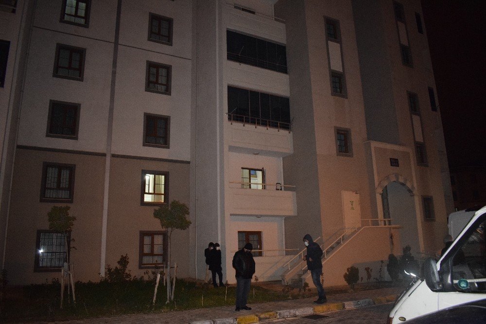Yaşlı adam odasında ölü bulundu