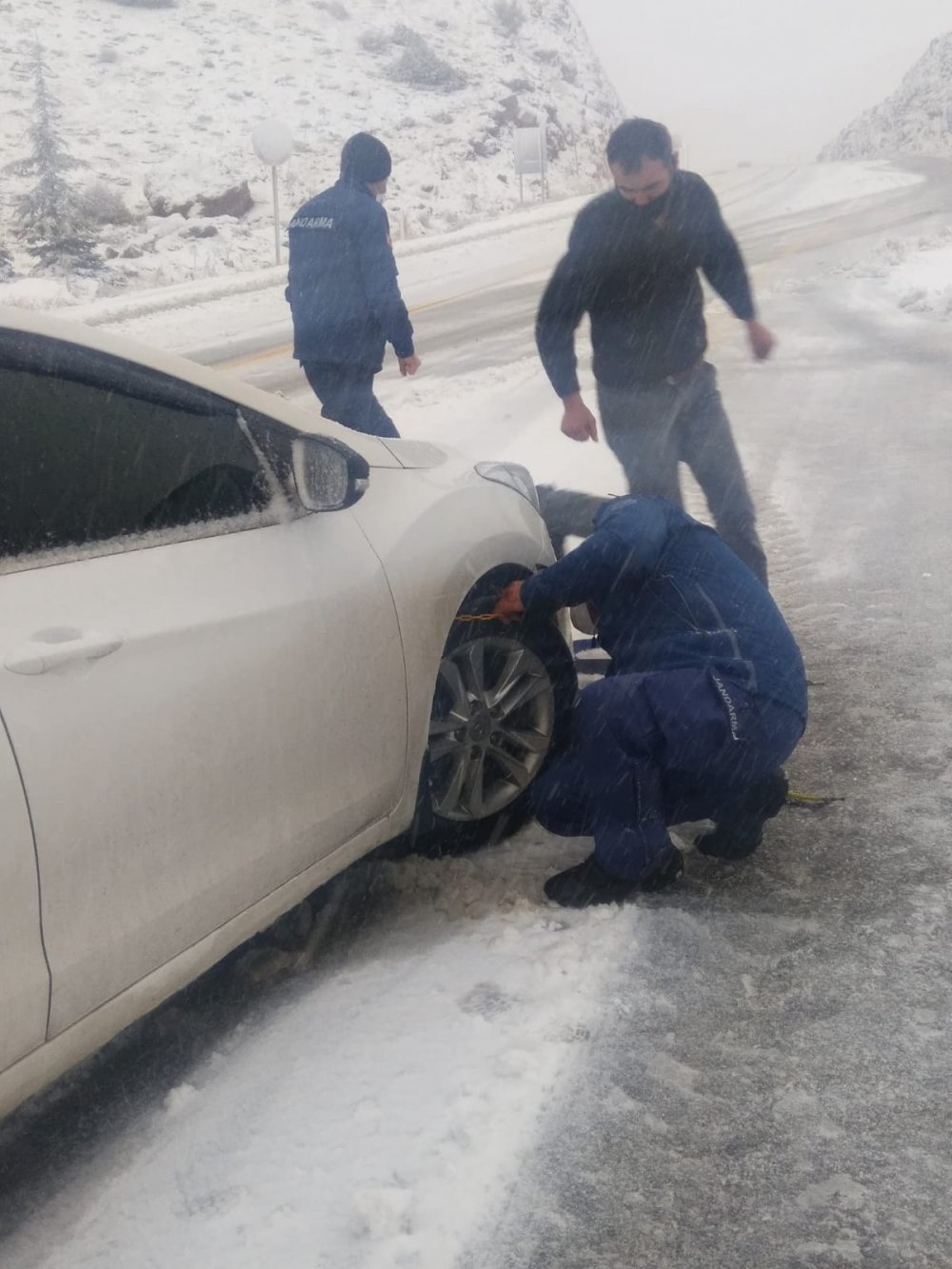 Konya -Antalya yolunda kar etkili oldu! Bazı araçlar yolda kaldı
