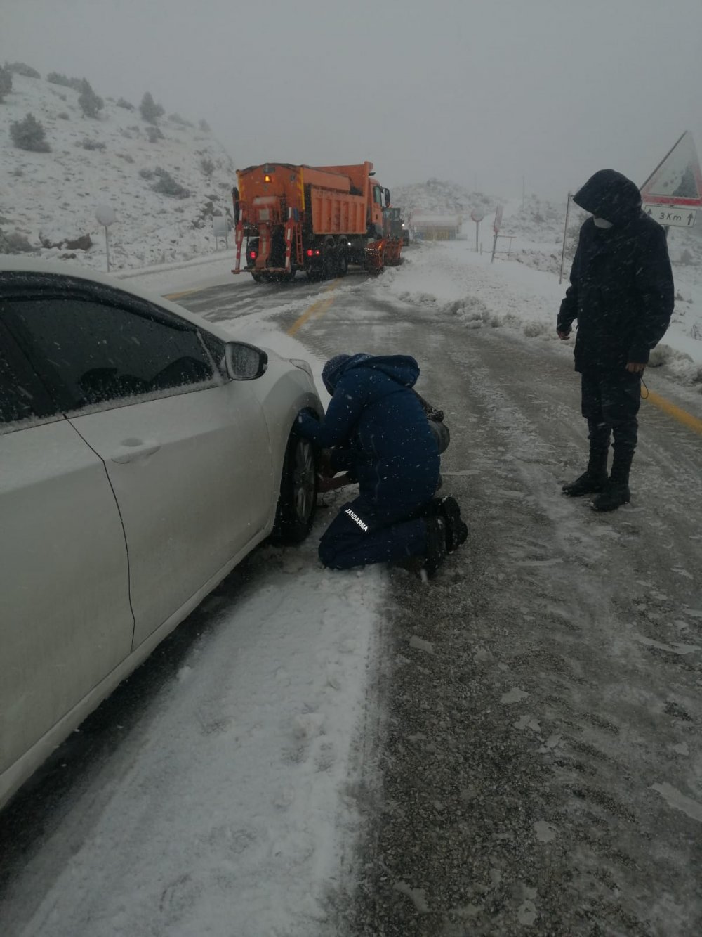 Konya -Antalya yolunda kar etkili oldu! Bazı araçlar yolda kaldı