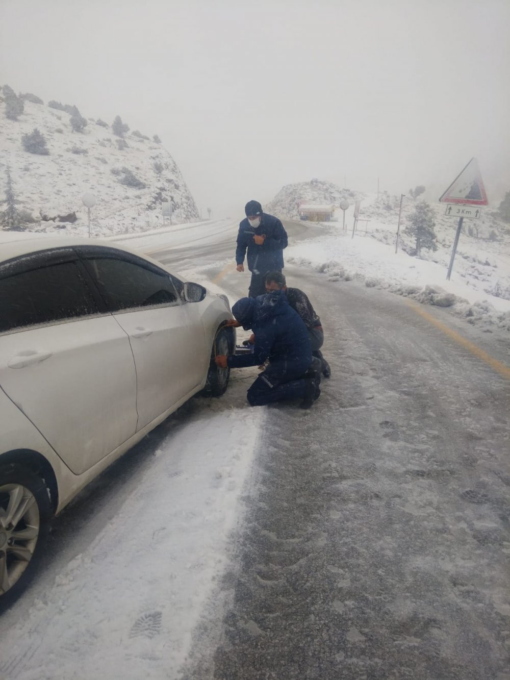 Konya -Antalya yolunda kar etkili oldu! Bazı araçlar yolda kaldı