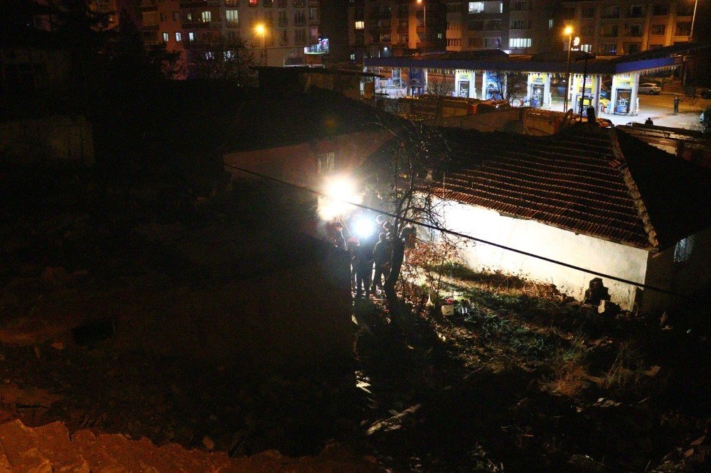 Evden kovulan 17 yaşındaki genç kaldığı barakada çıkan yangında öldü