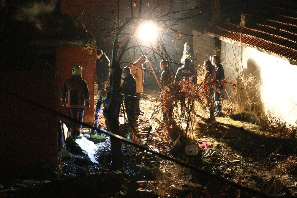 Evden kovulan 17 yaşındaki genç kaldığı barakada çıkan yangında öldü