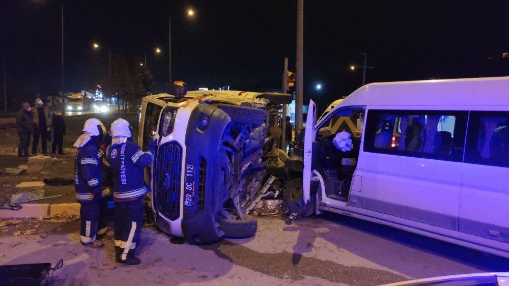Yeni doğum yapan anneyi taşıyan ambulans servisle çarpışıp takla attı! 1'i bebek 14 yaralı
