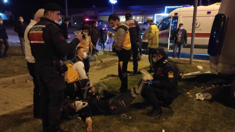 Yeni doğum yapan anneyi taşıyan ambulans servisle çarpışıp takla attı! 1'i bebek 14 yaralı