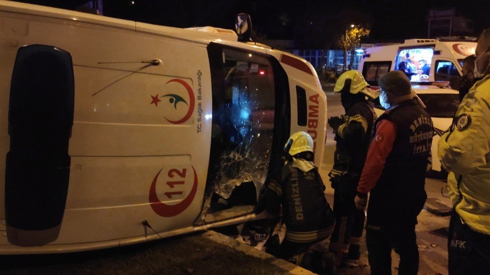 Yeni doğum yapan anneyi taşıyan ambulans servisle çarpışıp takla attı! 1'i bebek 14 yaralı