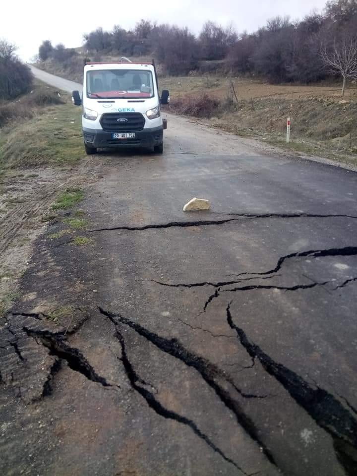 Çameli'nde sağanak yağış nedeniyle yol çöktü