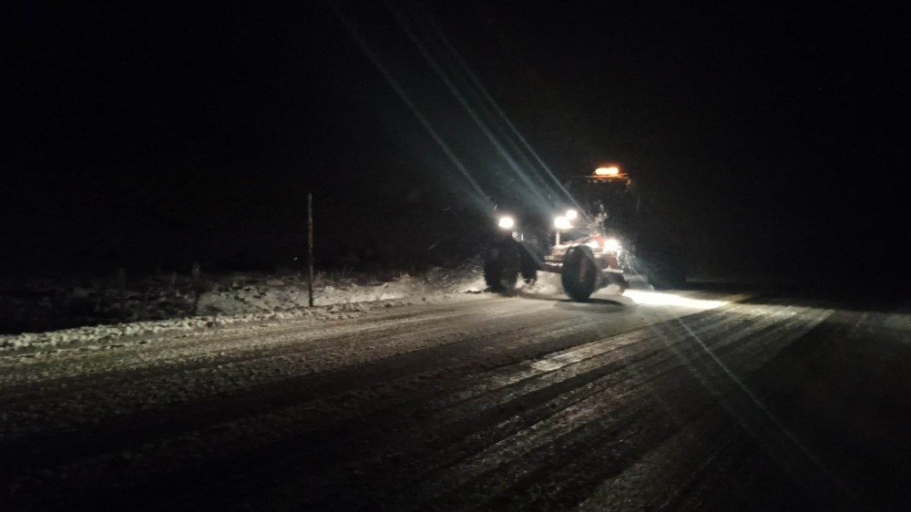 Dağ geçit vermiyor! Konya'yı Antalya'ya bağlayan Alacabel'de kar yağışı