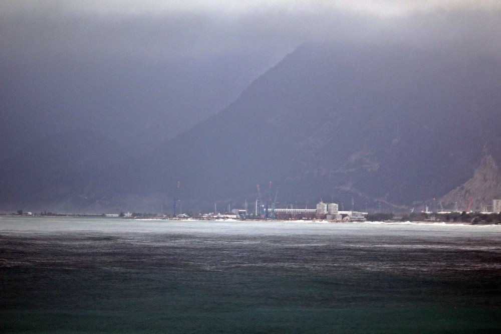 Fırtınanın dövdüğü Antalya kıyılarında muhteşem görüntüler