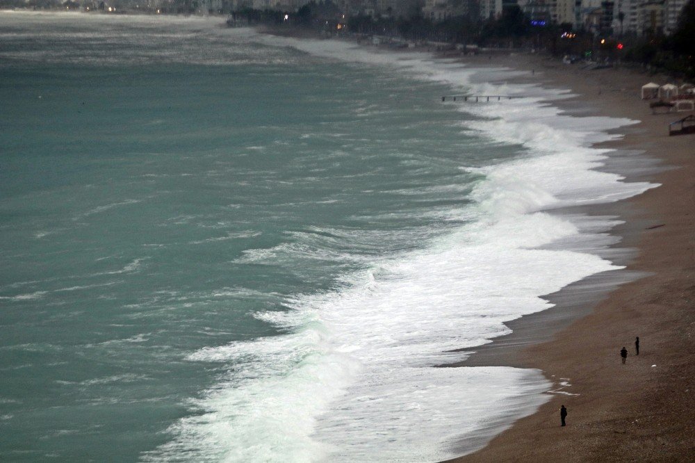 Fırtınanın dövdüğü Antalya kıyılarında muhteşem görüntüler