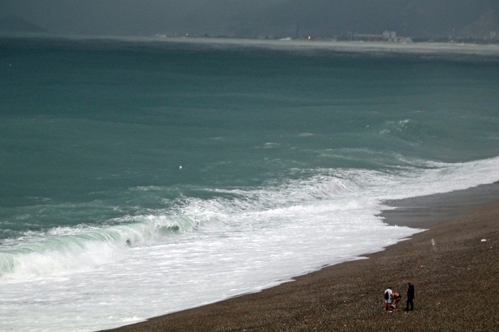 Fırtınanın dövdüğü Antalya kıyılarında muhteşem görüntüler