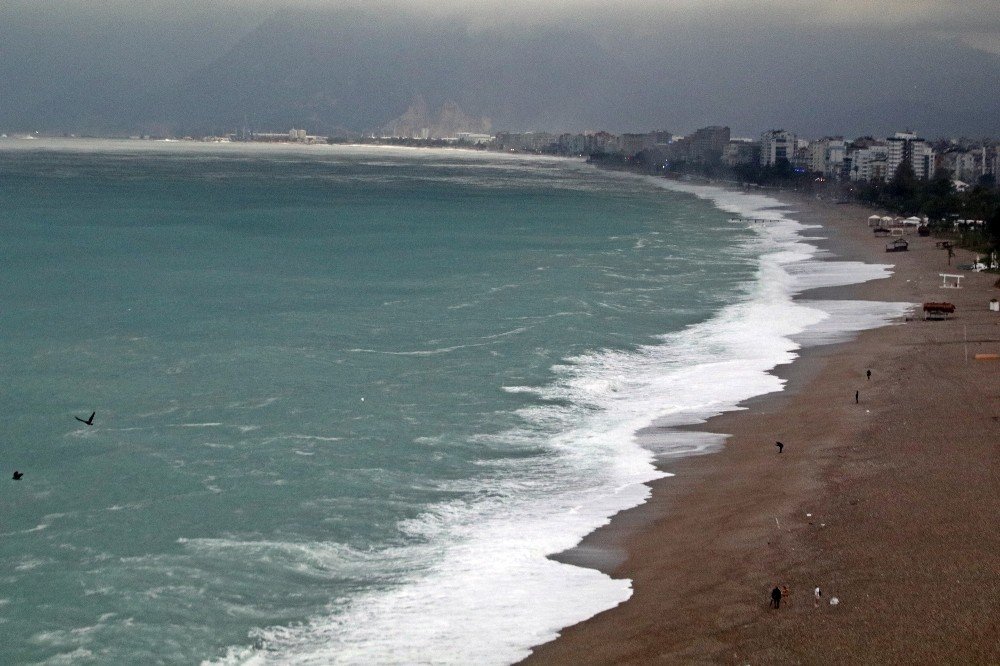 Fırtınanın dövdüğü Antalya kıyılarında muhteşem görüntüler
