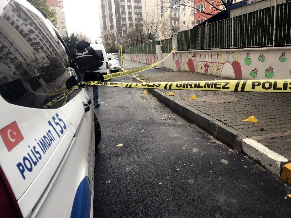 Okul önünde silahla vurup kaçtı!