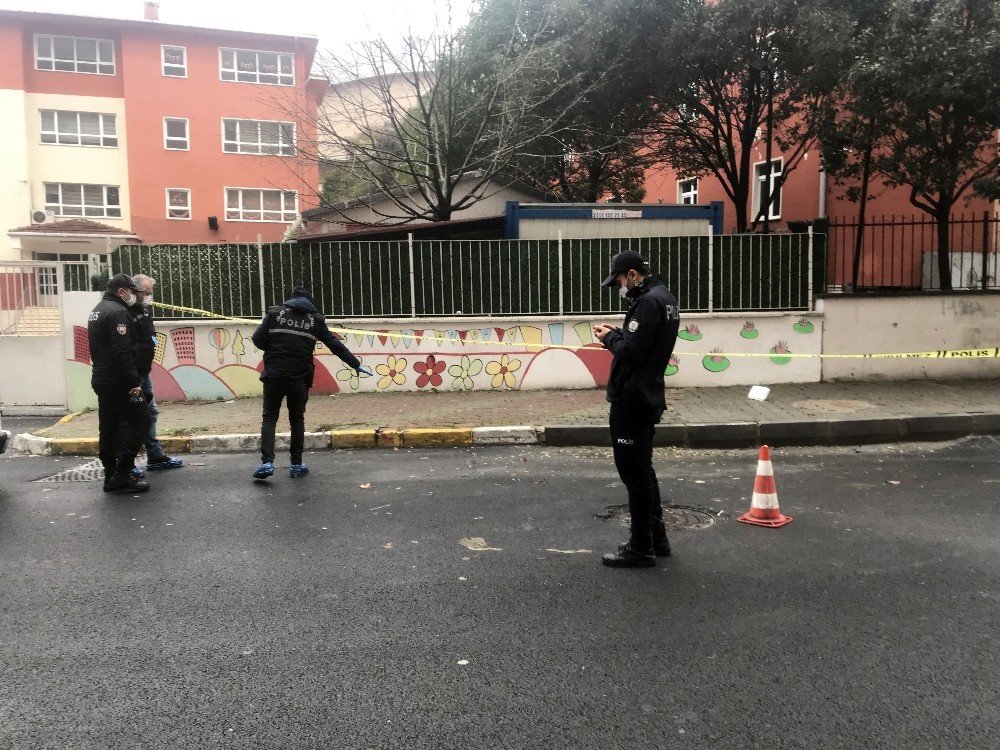 Okul önünde silahla vurup kaçtı!