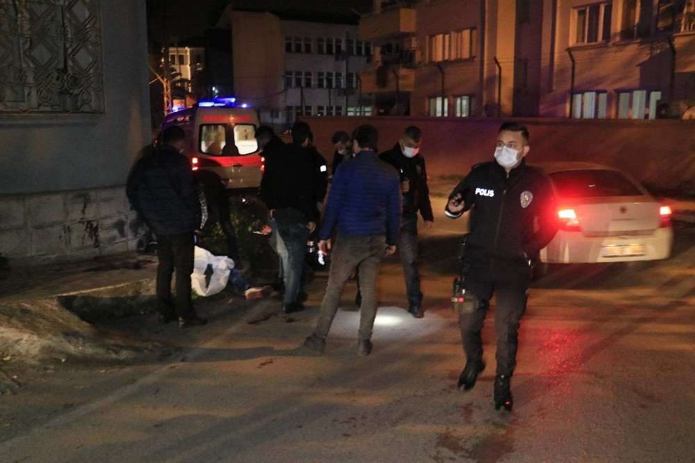 Boğazına bıçak saplayıp polise teslim oldu