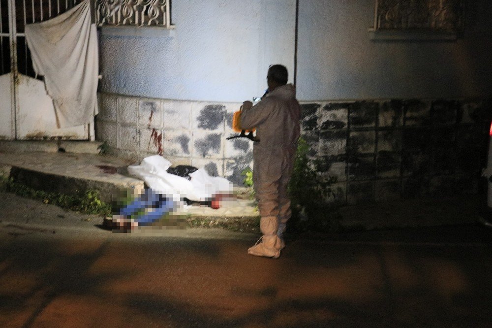 Boğazına bıçak saplayıp polise teslim oldu