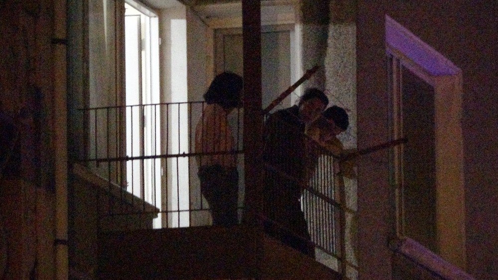 Boğazına bıçak saplayıp polise teslim oldu