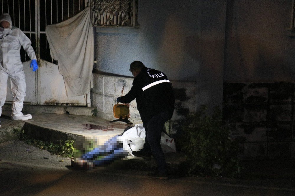 Boğazına bıçak saplayıp polise teslim oldu