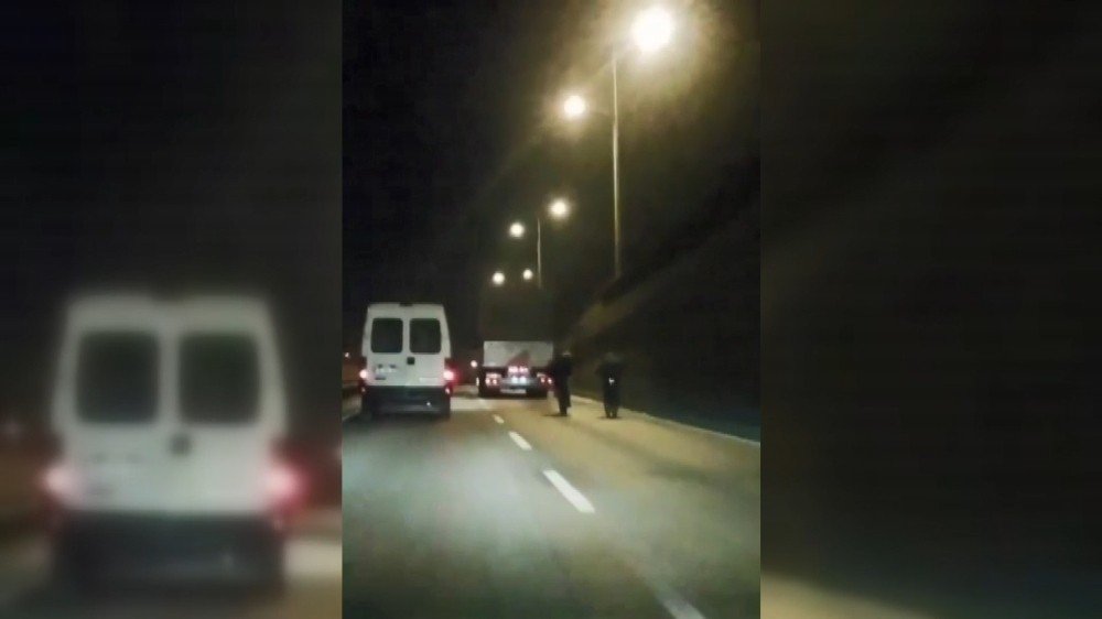 Bursa'da hayatlarını tehlikeye atan gençler amatör kameraya takıldı