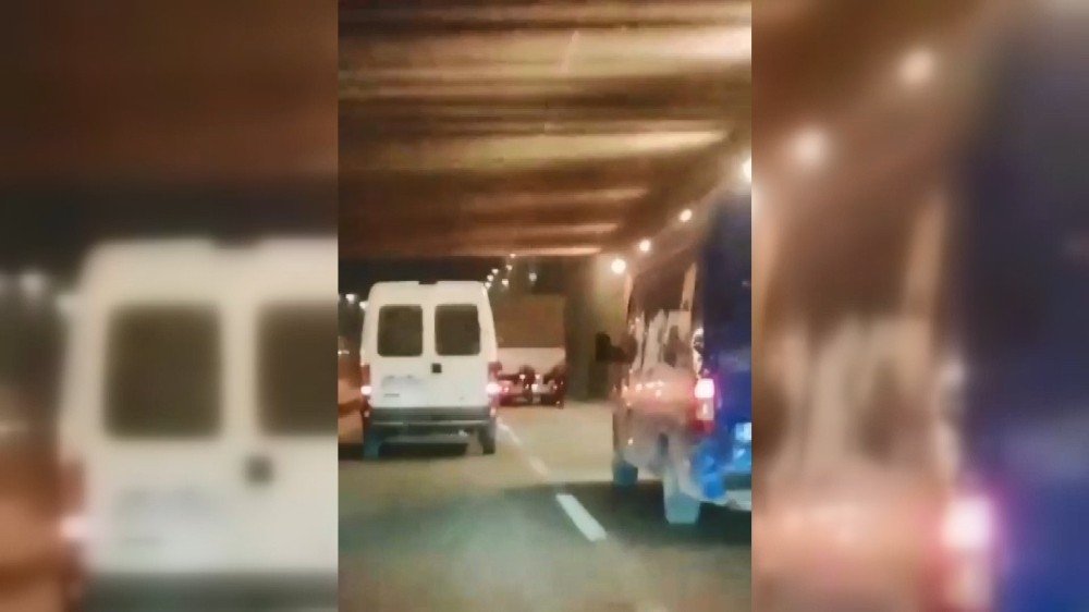 Bursa'da hayatlarını tehlikeye atan gençler amatör kameraya takıldı