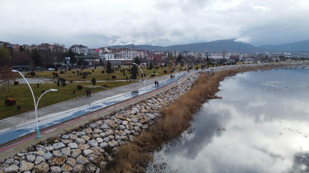 Hafta sonu sokağa çıkamayan vatandaşlar Beyşehir Gölü kıyısındaki parklara koştu