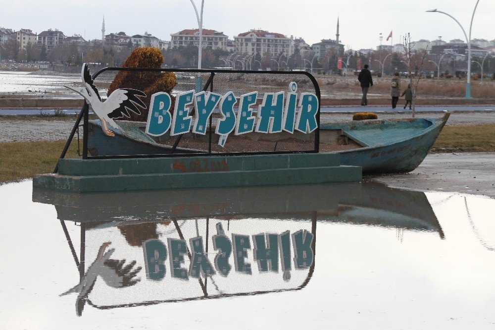 Hafta sonu sokağa çıkamayan vatandaşlar Beyşehir Gölü kıyısındaki parklara koştu