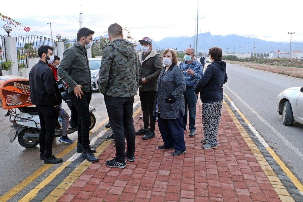 Kuyumcu reklamlı çantayla yürüyüşe çıkan yaşlı kadına kapkaç şoku
