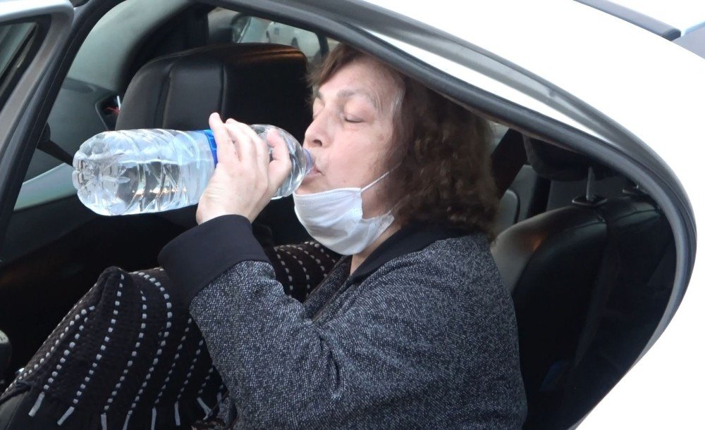 Kuyumcu reklamlı çantayla yürüyüşe çıkan yaşlı kadına kapkaç şoku