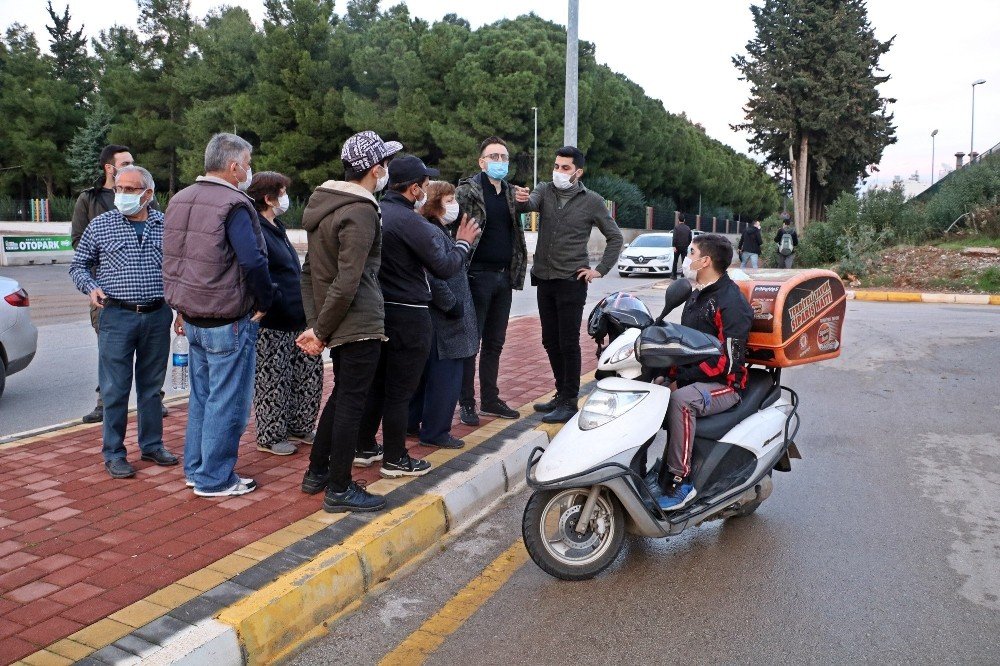Kuyumcu reklamlı çantayla yürüyüşe çıkan yaşlı kadına kapkaç şoku