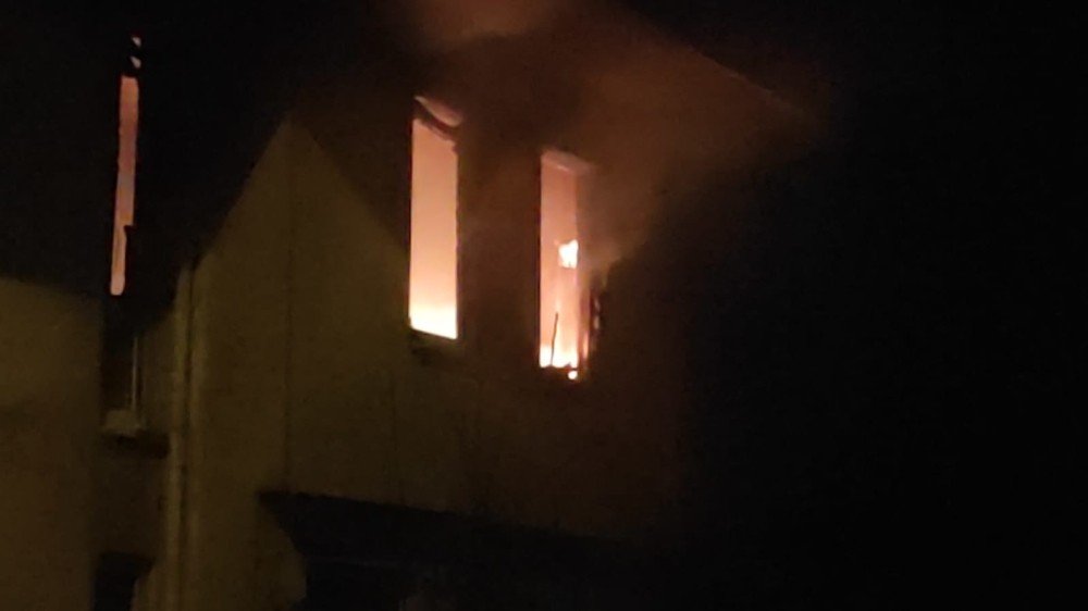 Metruk ev alev alev yandı! 1 yaralı
