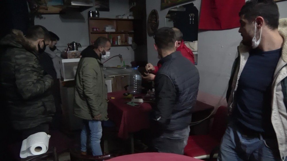 Bunlar da pitbullu kumarhane! Bursa'da kumar oynatan şahıslar kapıya köpek bağladı