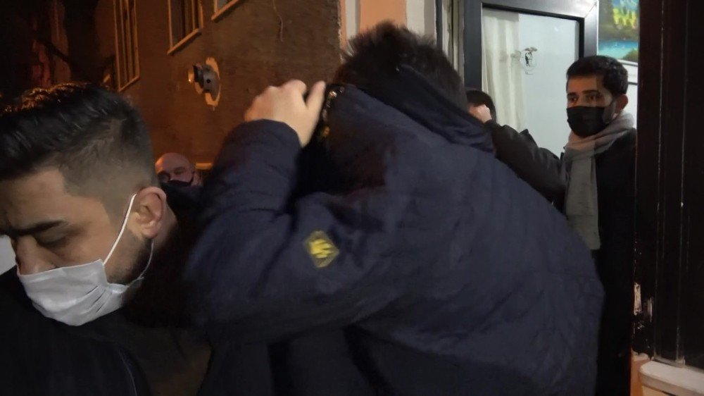 Bunlar da pitbullu kumarhane! Bursa'da kumar oynatan şahıslar kapıya köpek bağladı