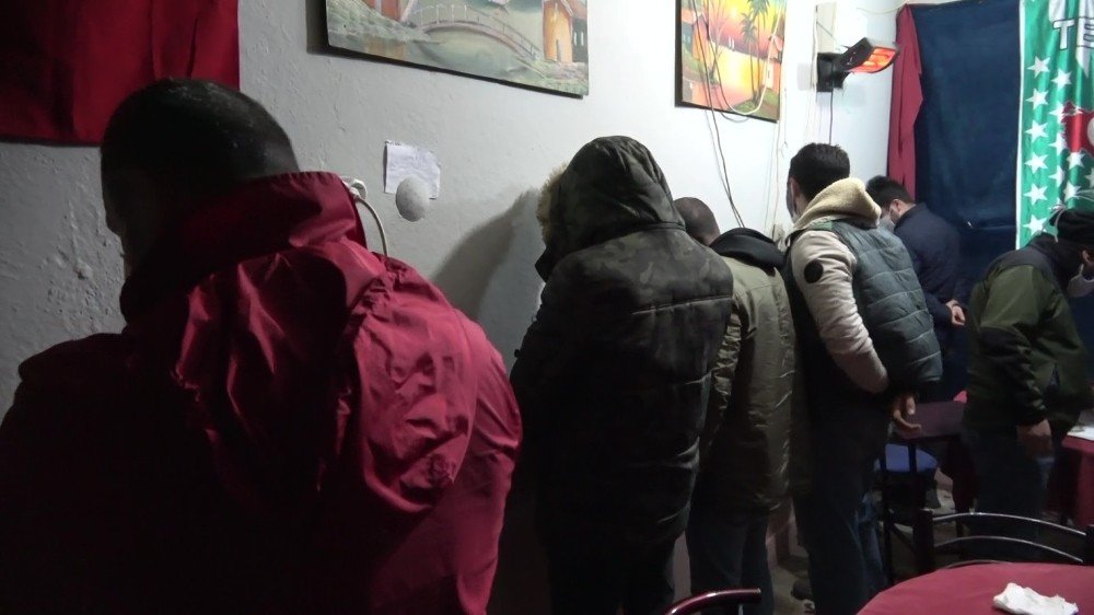 Bunlar da pitbullu kumarhane! Bursa'da kumar oynatan şahıslar kapıya köpek bağladı
