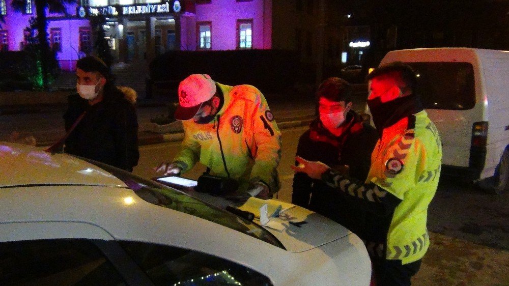 Denetimde yakalanan muayenesiz minibus trafikten men edildi! Yolcular yaya kaldı
